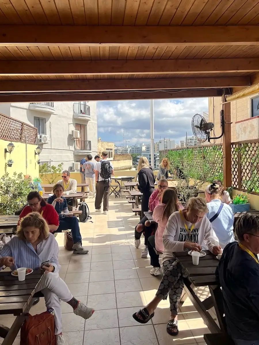 Terraza en la azotea con estudiantes en descanso en la escuela Maltalingua