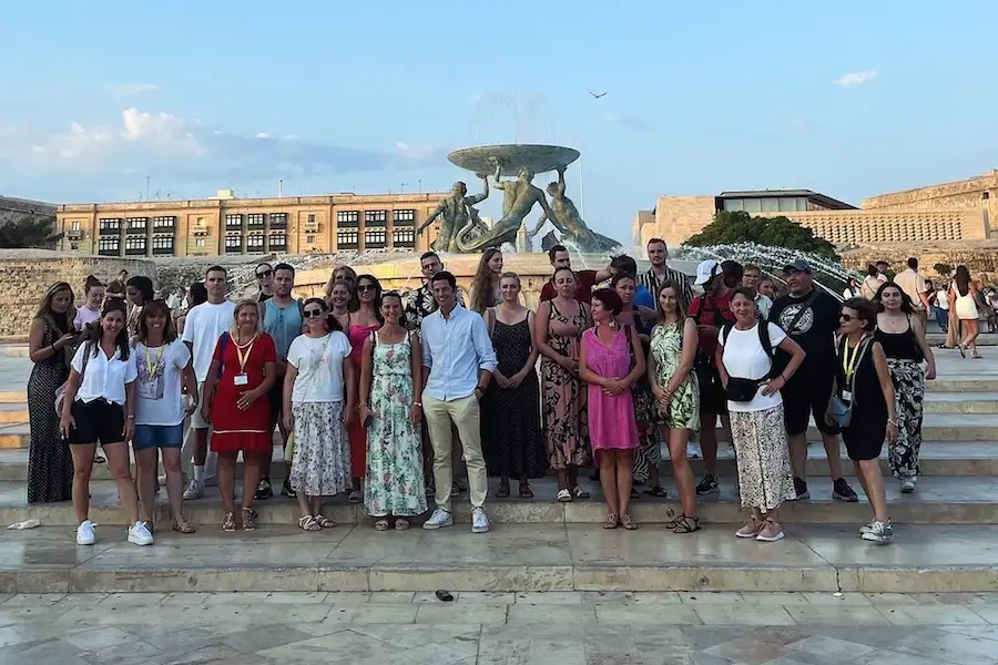 Visita a La Valeta con Maltalingua Grupo de estudiantes frente a la fuente de La Valeta