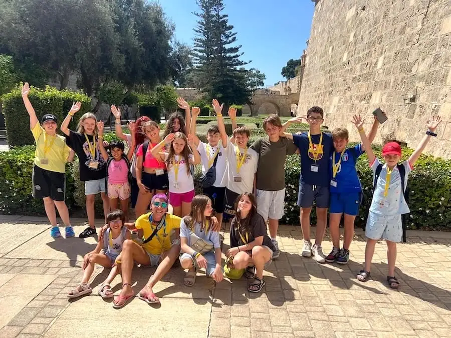 Excursión para jóvenes Maltalingua Grupo de estudiantes jóvenes frente a las murallas de Mdina