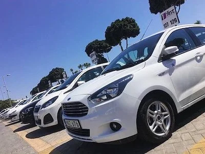 Fila de coches de alquiler en el aeropuerto de Malta