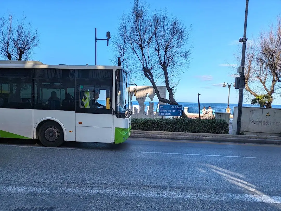Bus davanti al lungomare di Sliema Malta