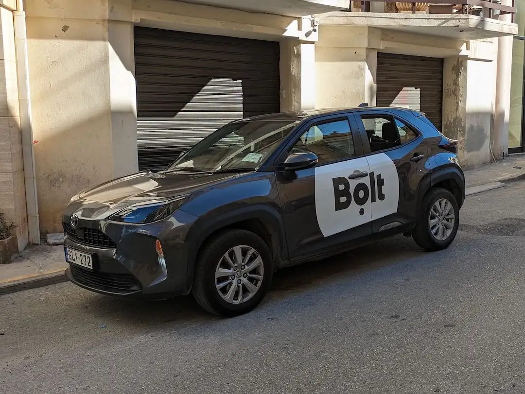 Auto nera con logo Bolt bianco a Malta