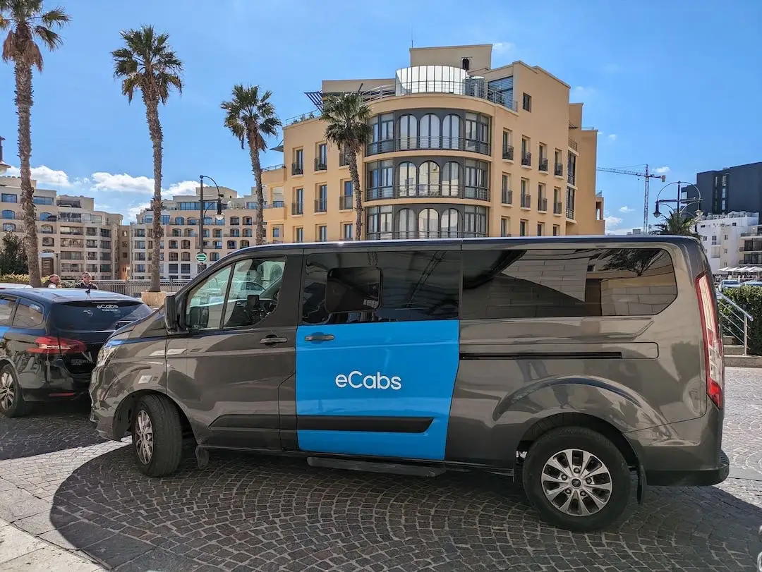 Van nero eCabs con logo blu per il trasporto passeggeri