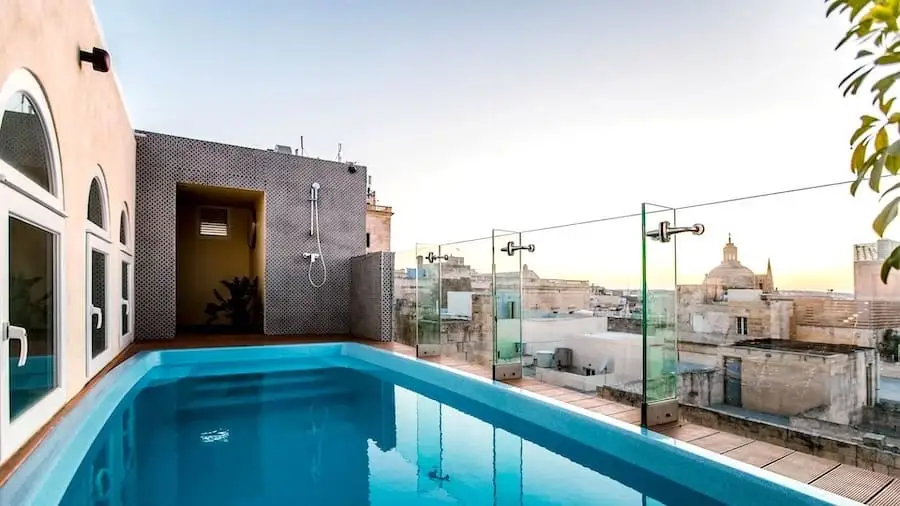 Piscine extérieure de l'hôtel Rosselli – AX Privilege Piscine Rosselli – AX Privilege avec la coupole de La Valette en arrière-plan