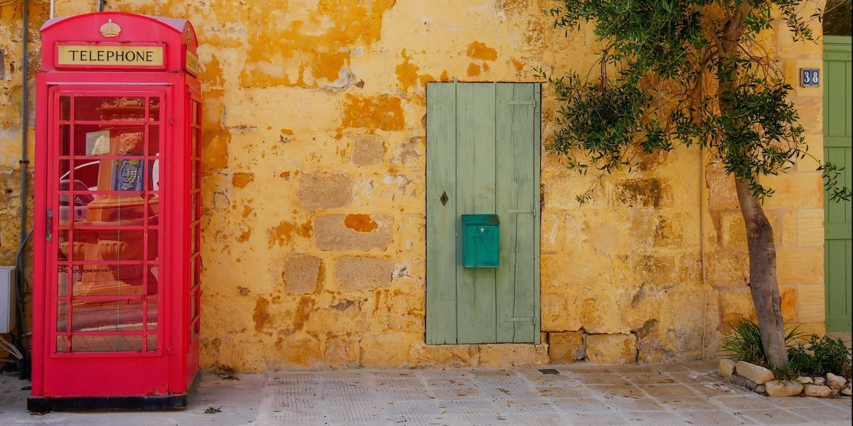 Cabina telefónica inglesa en la isla de Malta