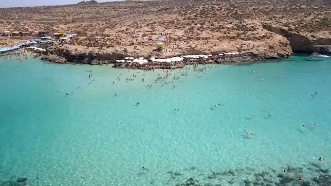 Piccola porzione di spiaggia del Blue Lagoon Malta con sdraio