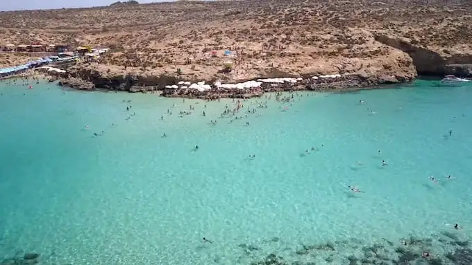 Pequeña porción de playa con tumbonas en Blue Lagoon Malta