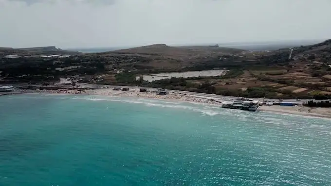 Vista d'insieme della spiaggia di Ghadira Bay