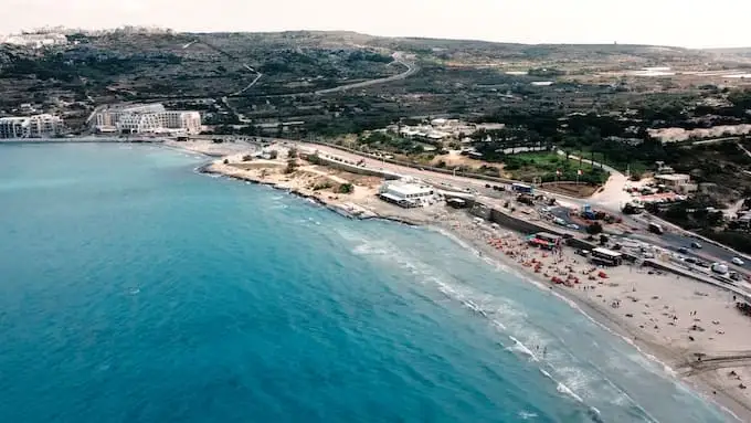 Praia de Ghadira Bay vista ampla