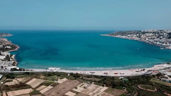 Praia de Ghadira Bay vista da terra