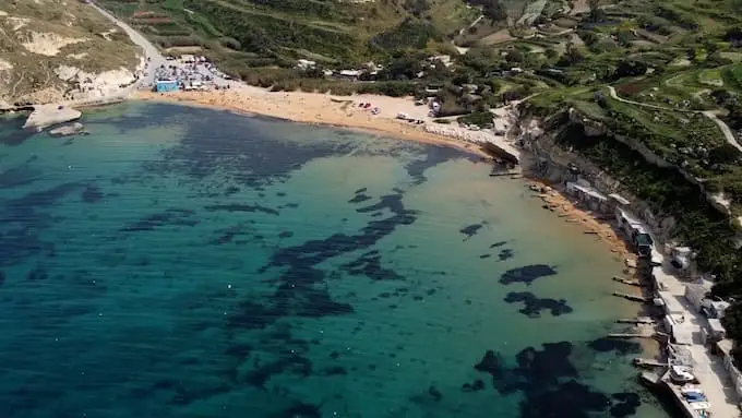 Praia de Ġnejna Bay durante o verão