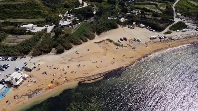 Praia de Ġnejna Bay vazia de turistas