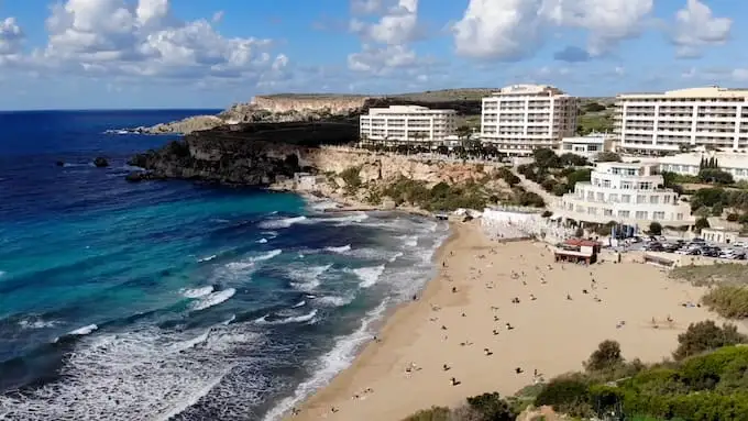 Spiaggia di Golden Bay Malta quasi vuota