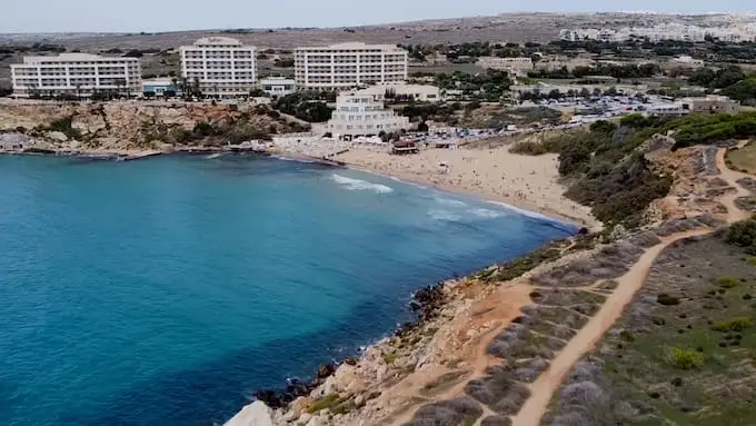 Spiaggia di Golden Bay Malta vista dal cielo