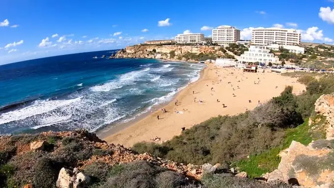 Spiaggia di Golden Bay Malta durante l'estate