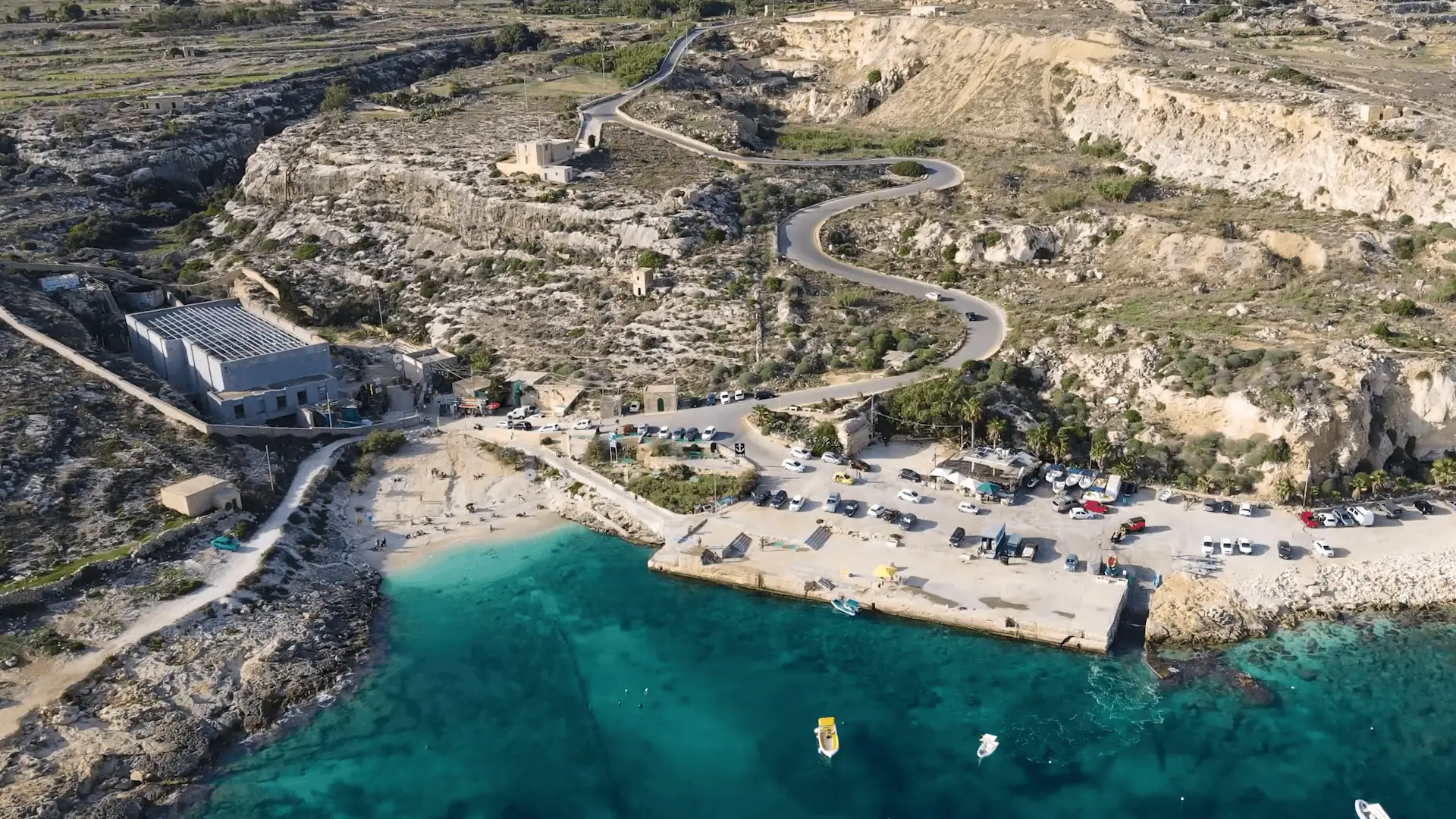 Plage de Malte vue depuis la mer : Hondoq Ir Rummien
