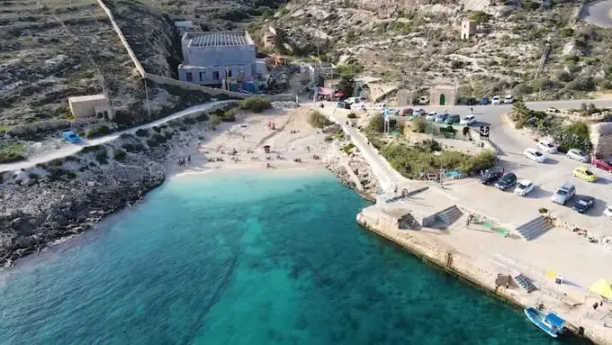 Vista frontal de la playa de Malta: Hondoq Ir Rummien