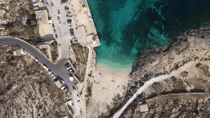 Praia de Malta: Hondoq Ir Rummien vista do céu