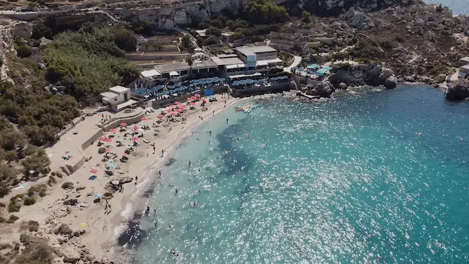 Playa de Paradise Bay durante el verano