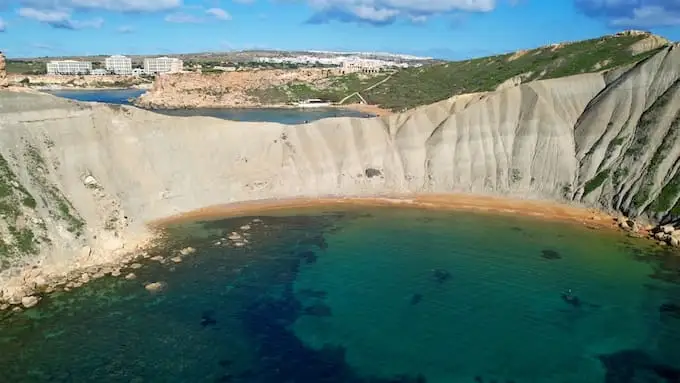 Vista de frente sobre el acantilado de Qarraba Bay