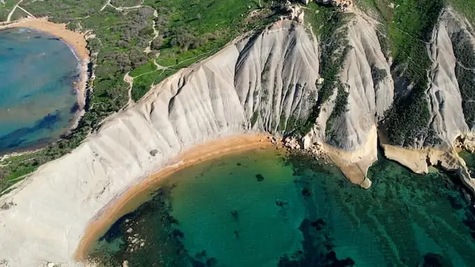 Qarraba Bay vue de dessus sur la falaise