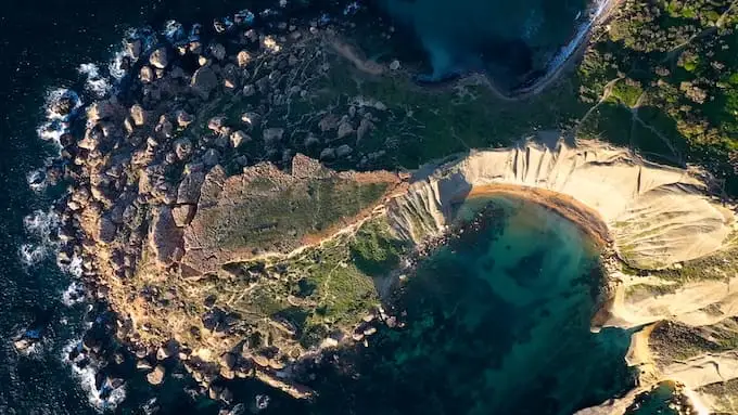 Vista desde arriba de Qarraba Bay desde el cielo