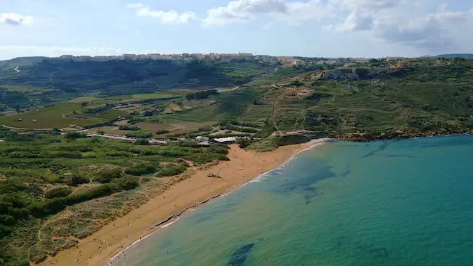 Praia de Ramla Bay Gozo vista panorâmica