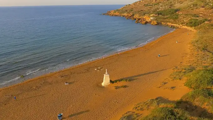 Spiaggia di Ramla Bay vista dal cielo