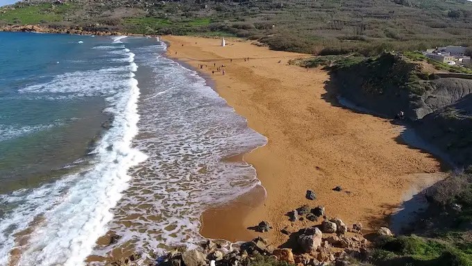 Vista laterale della spiaggia di Ramla Bay