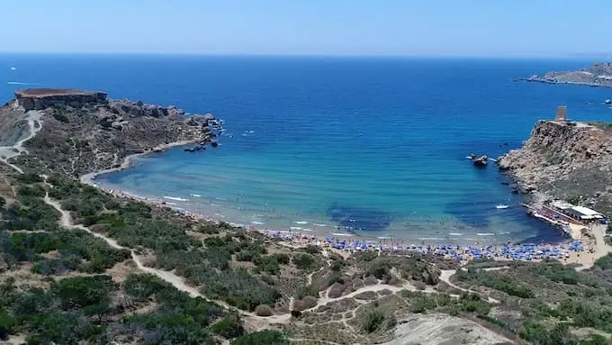 Vista de la playa de Riviera Beach Malta desde la tierra