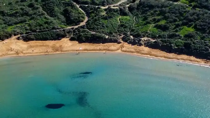 Vista de la playa de Riviera Beach Malta desde el cielo