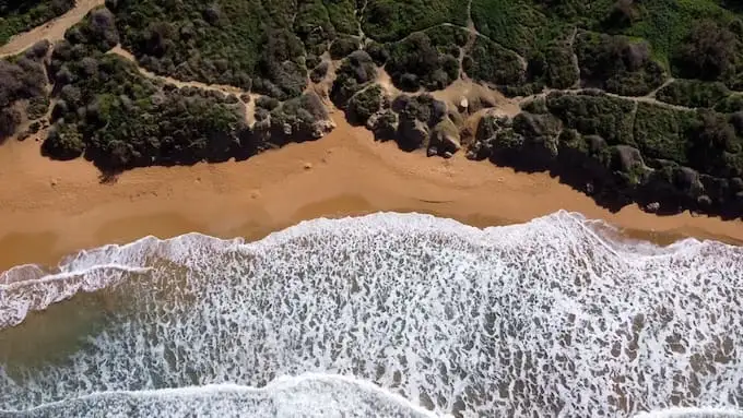 Plage de Riviera Beach avec vagues