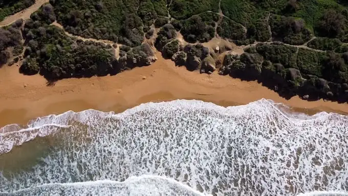 Praia de Riviera Beach com ondas