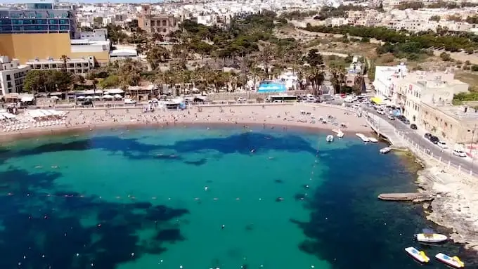 Playa de St George's Bay Malta durante la primavera