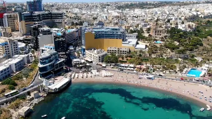 Praia de St George's Bay Malta ao lado de Paceville