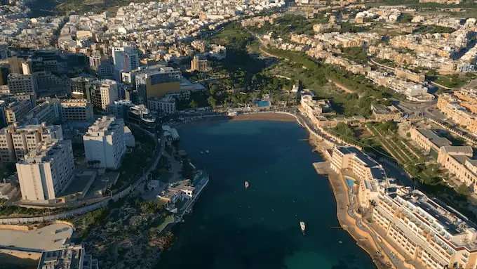 Spiaggia della Baia di San Giorgio Malta vista dal cielo