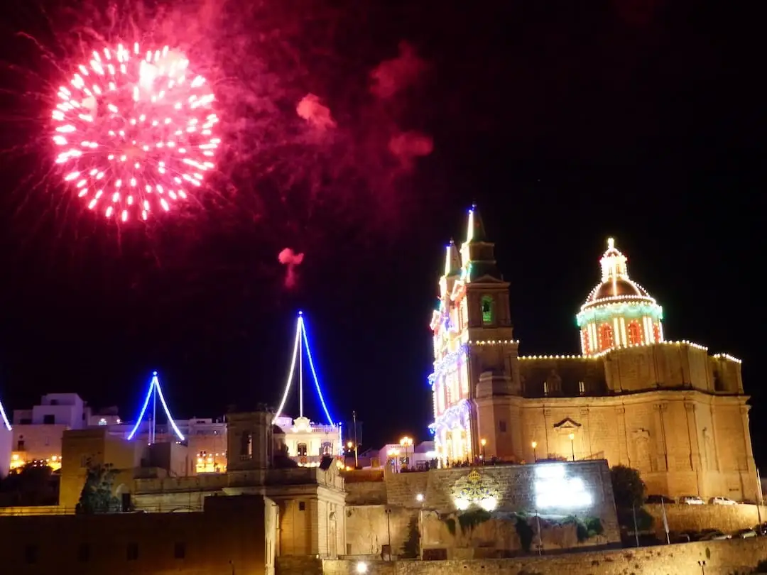 Fuochi d'artificio davanti alla chiesa di Mellieha a Malta