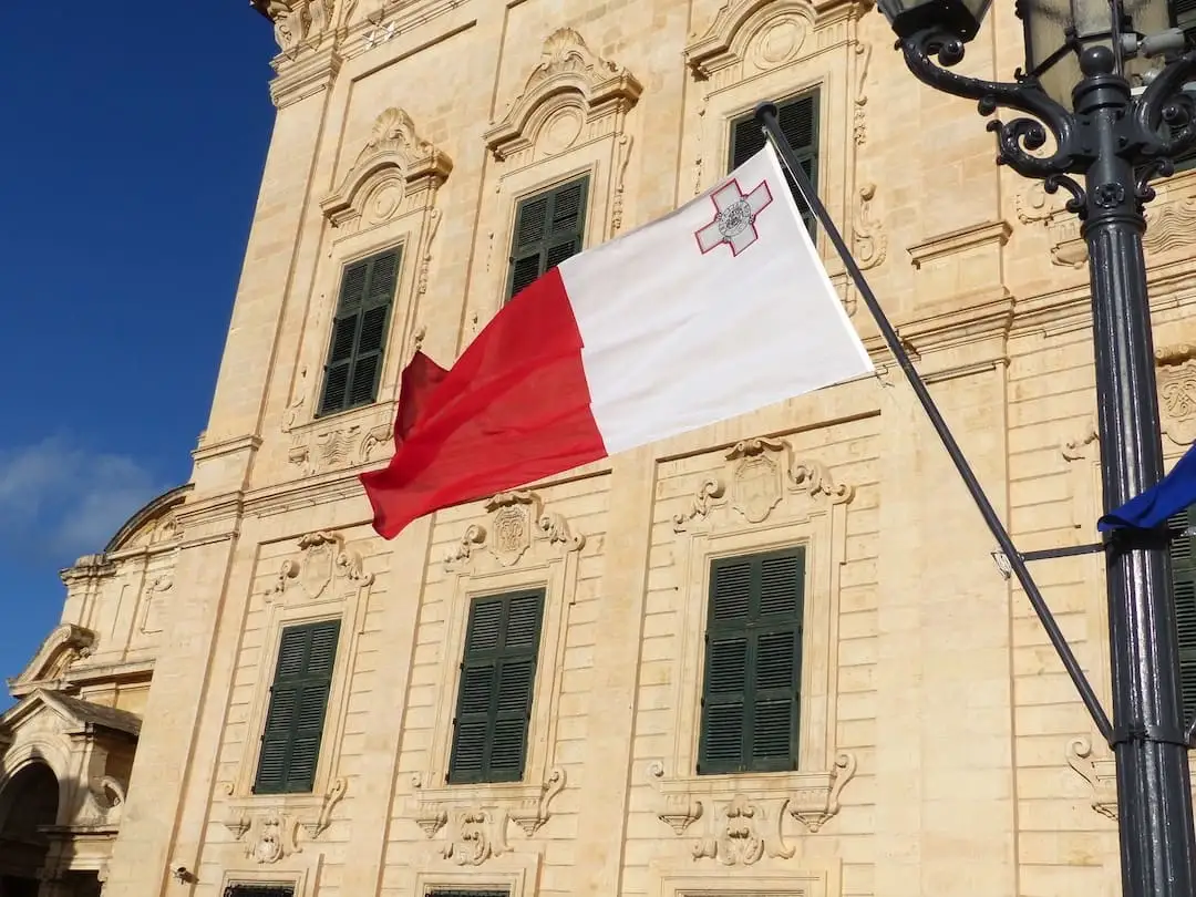 Bandera de Malta frente a un edificio administrativo