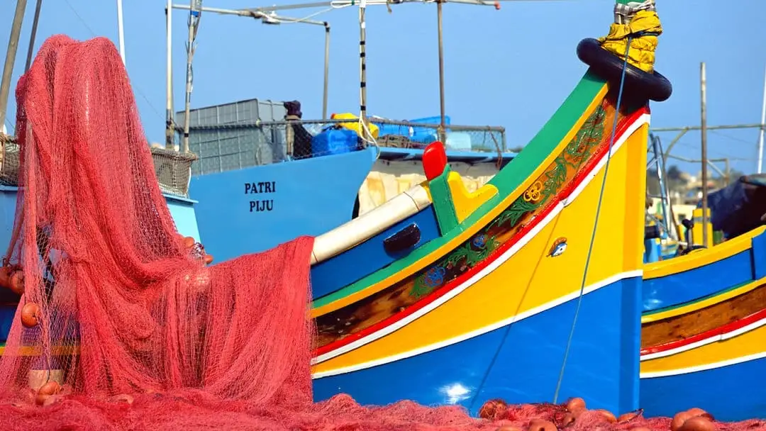 Barco tradicional maltés colorido, Luzzu
