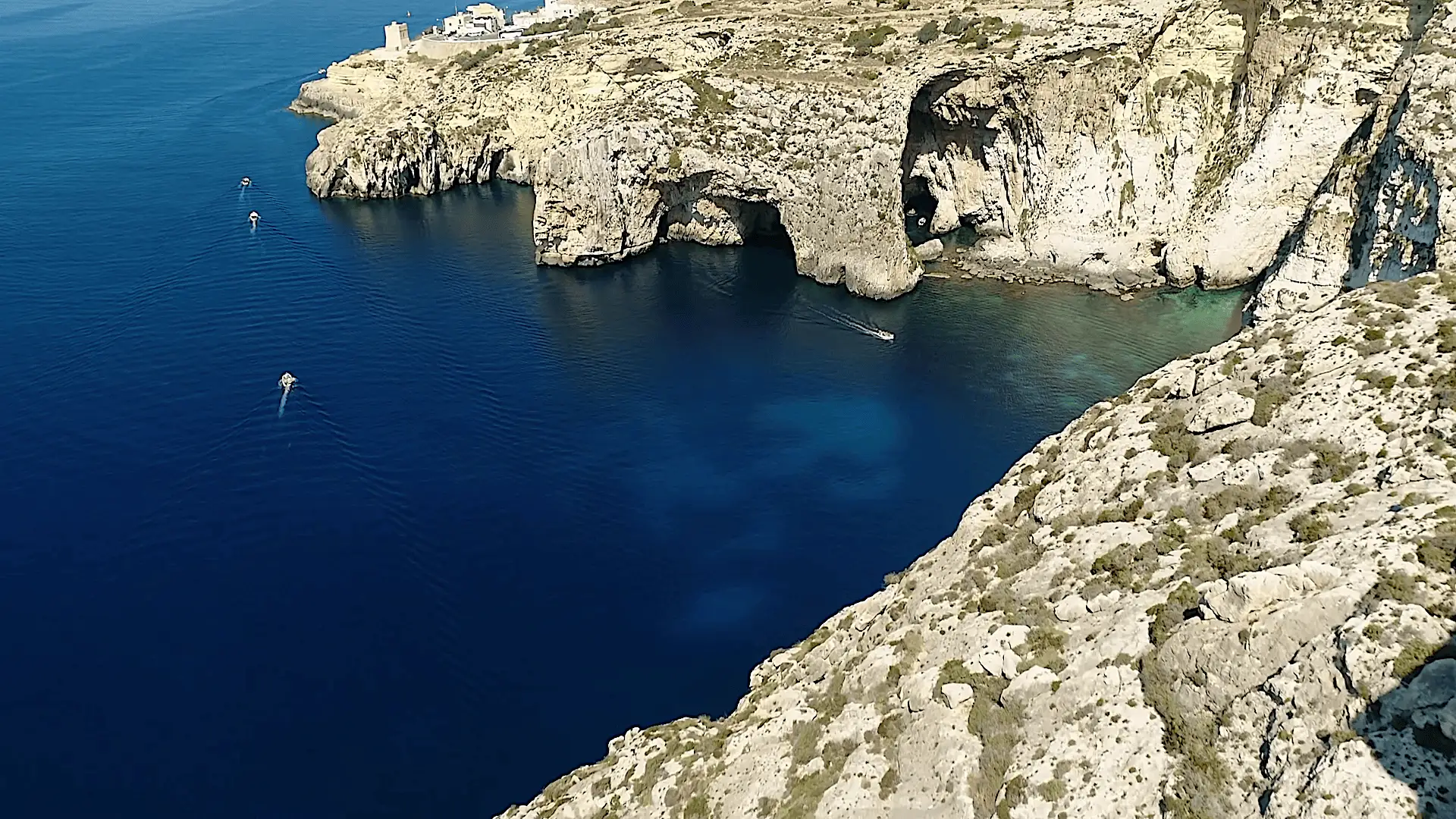 Grande arche de Blue Grotto à Malte vue depuis la falaise