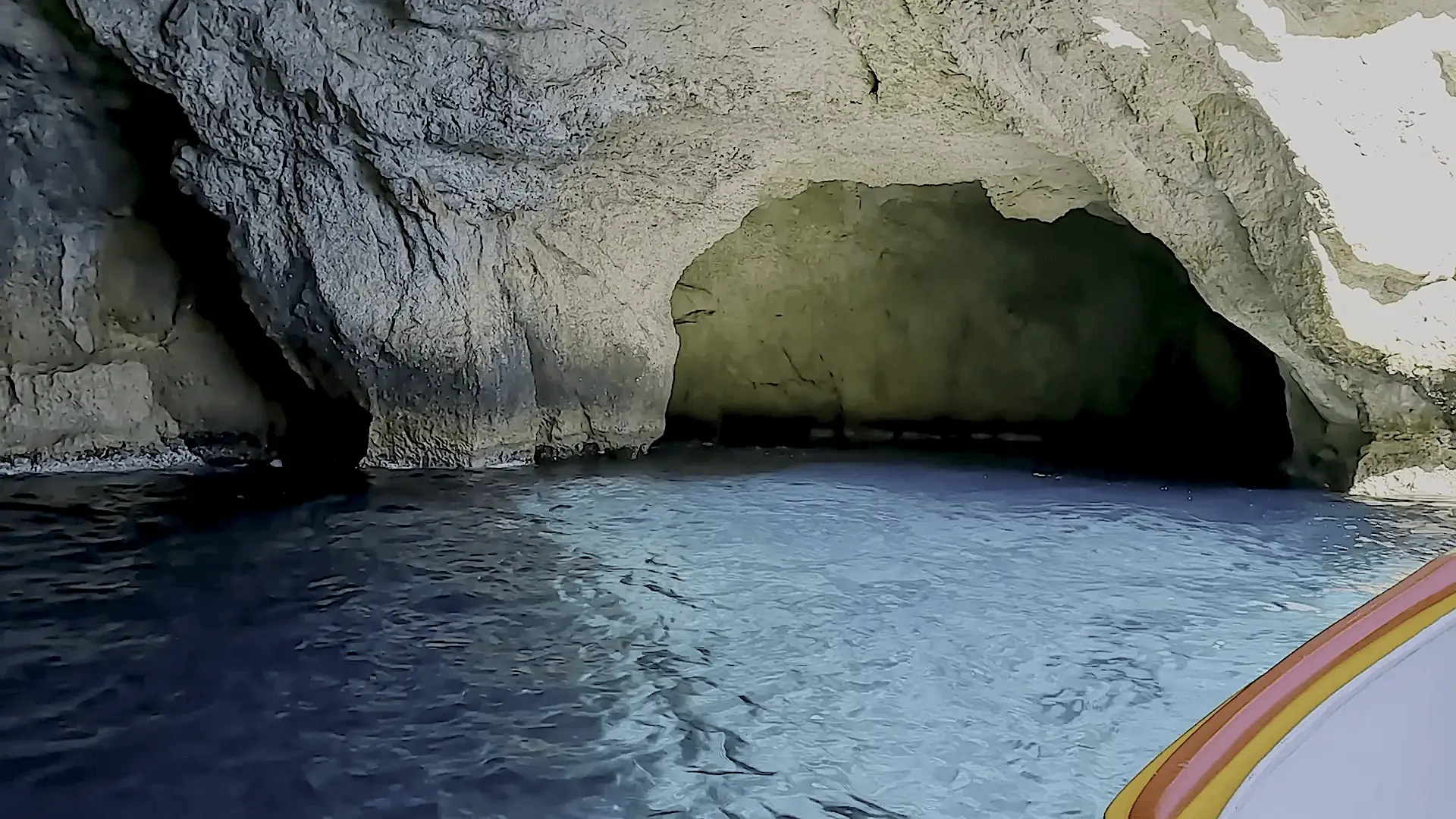 Cueva de la Gruta Azul en Malta desde un barco