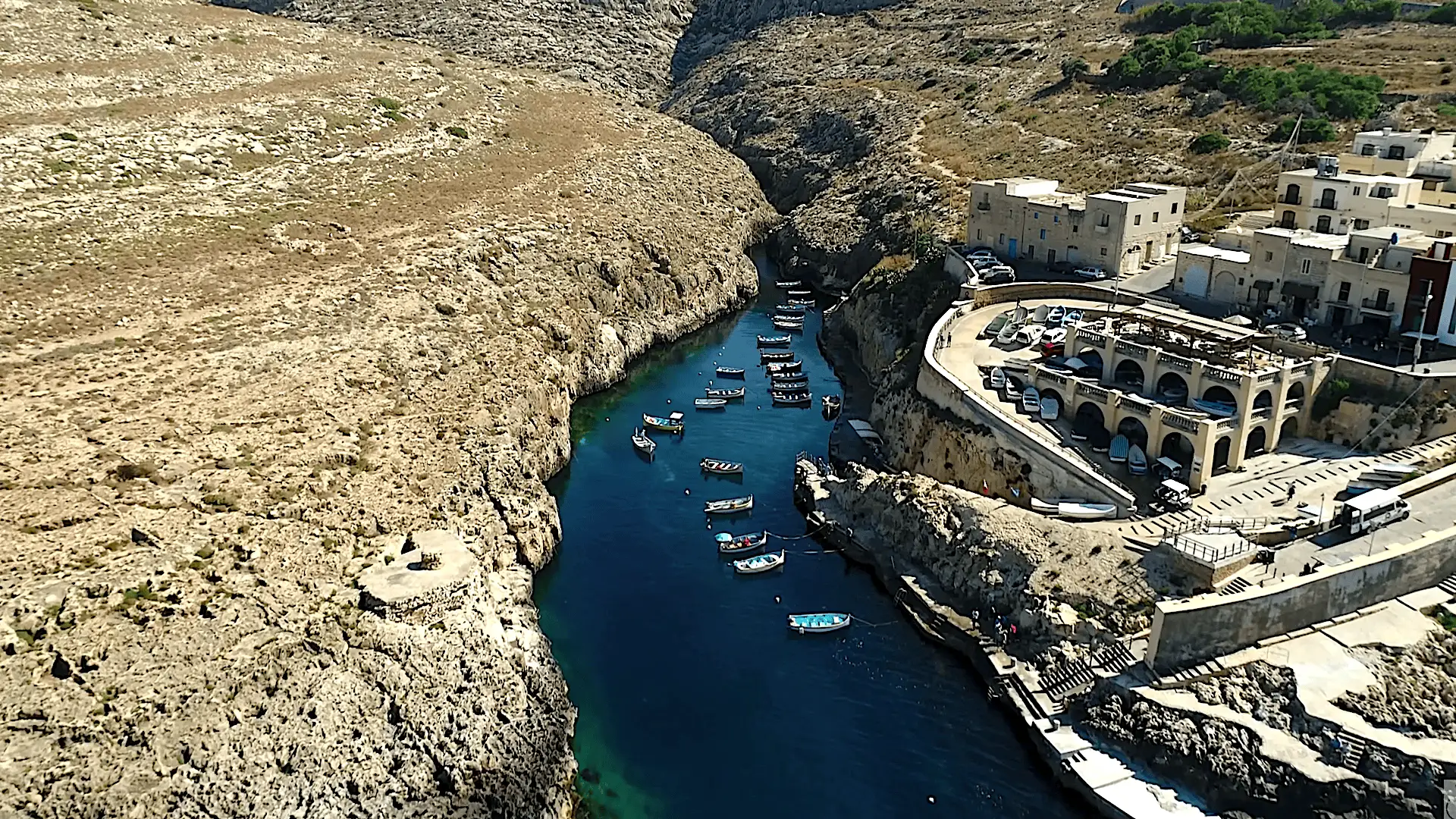 Vista aérea de un pequeño canal con barcos para la Gruta Azul (Blue Grotto)