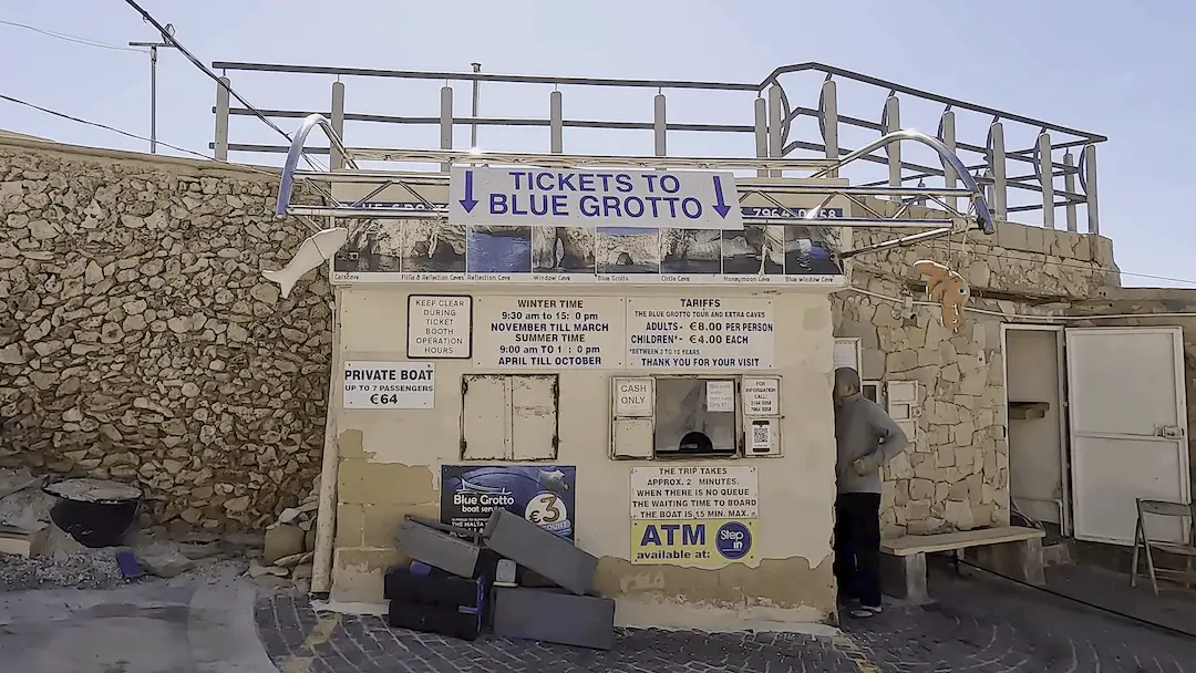 Petite cabine de ventes de tickets pour la Blue Grotto