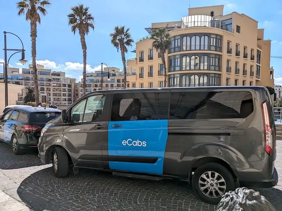 eCabs Malta Minivan e berlina nera eCabs a Malta