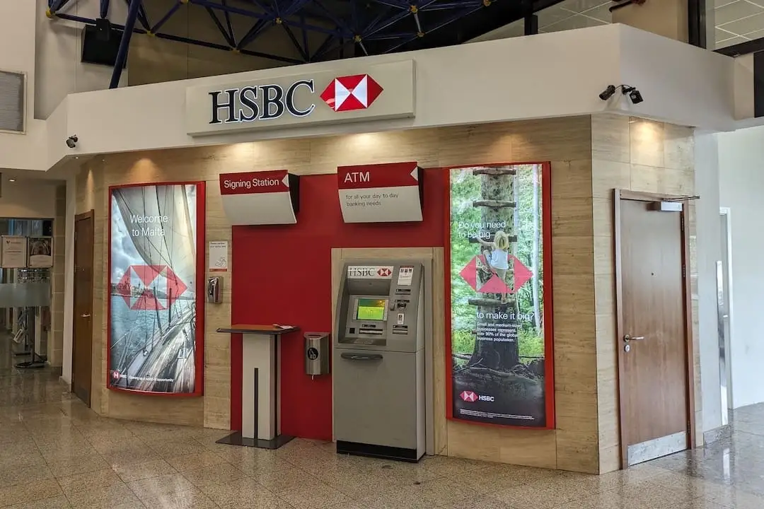 Distributeur de billets HSBC dans l'aéroport de Malte