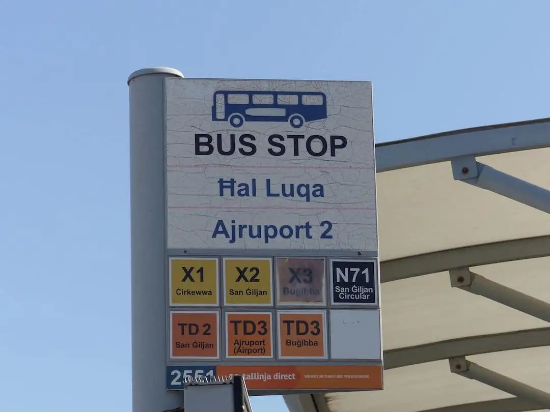 Pancarte de l'arrêt de bus de l'aéroport de Malte