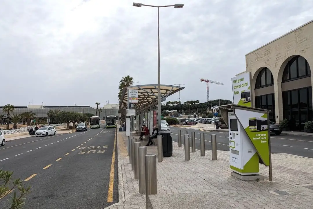 Остановка автобуса в аэропорту Мальты с торговым автоматом