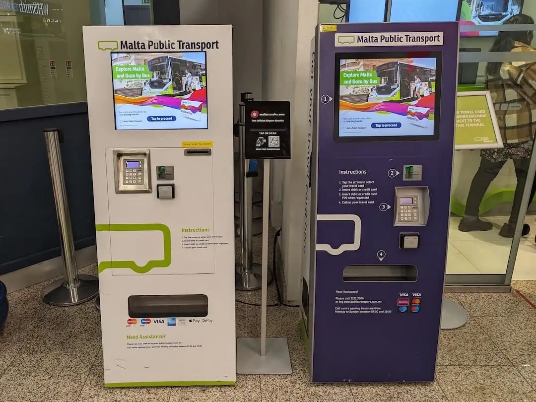 Duas máquinas de venda automática de bilhetes de ônibus no Aeroporto de Malta