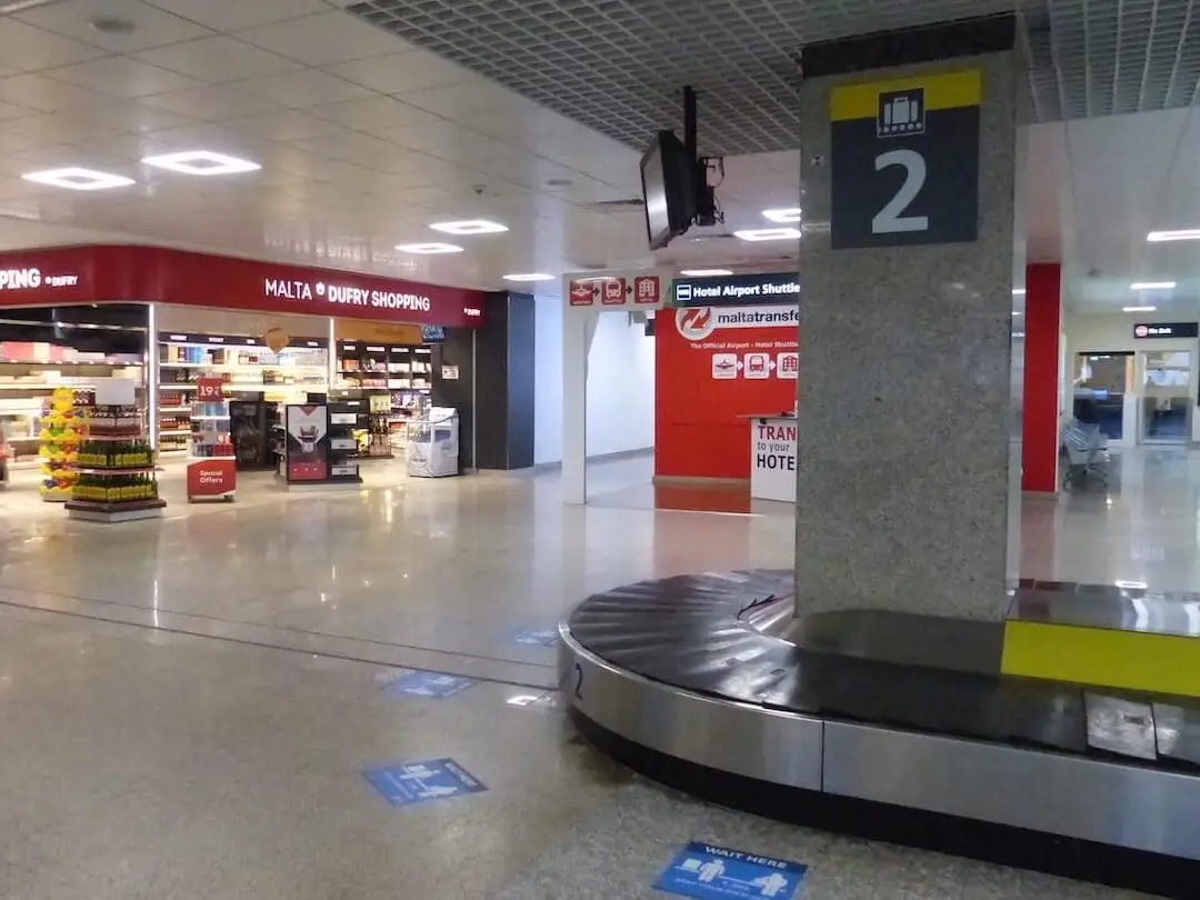 Cinta transportadora para la llegada de equipaje al aeropuerto de Malta
