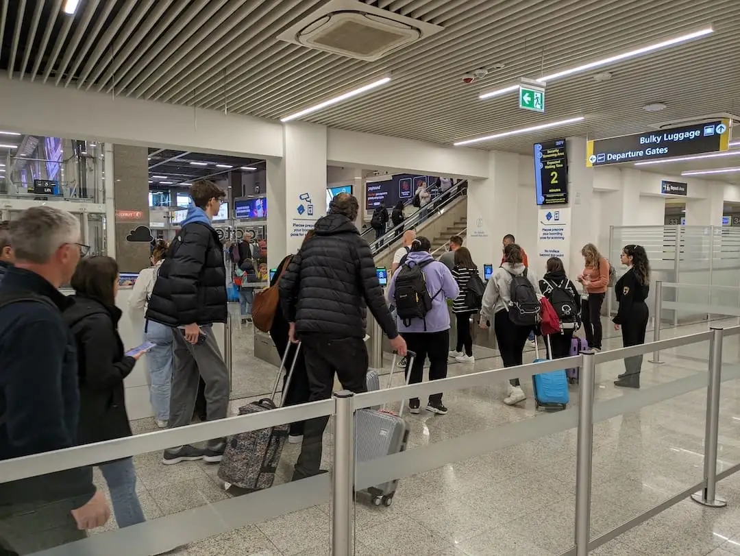 Линия пассажиров, выходящих из аэропорта Мальты